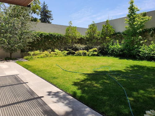 De Revista Casa Nueva En Venta, Vistahermosa, Calle Cerrada