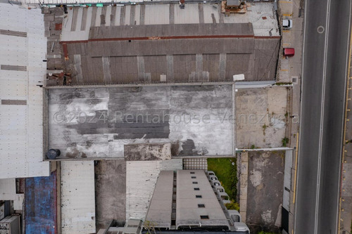 Los Dos Caminos !! A Pie De Calle, Excepcional Galpón O Edificio Comercial Con 2 Niveles Techados De 344 M2 Cada Uno, Más Terraza De 350 M2, Para Total De 1.038 M2 Construcción, Estac. Para 8 Vehíc.
