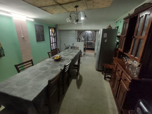 Excelente Casa, Sobre Calle Ferré(céntrica)