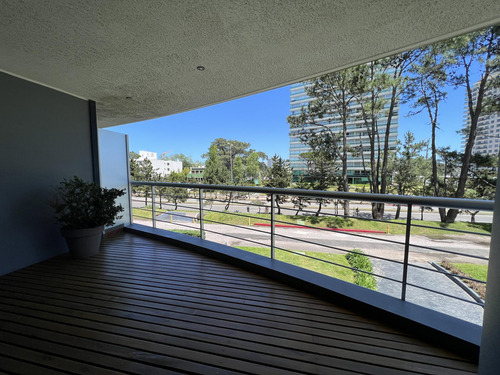 Apartamento En Edificio Tressesenta, Punta Del Este