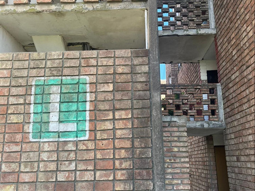 Apartamento De 4 Dormitorios Ubicado En Cobena.
