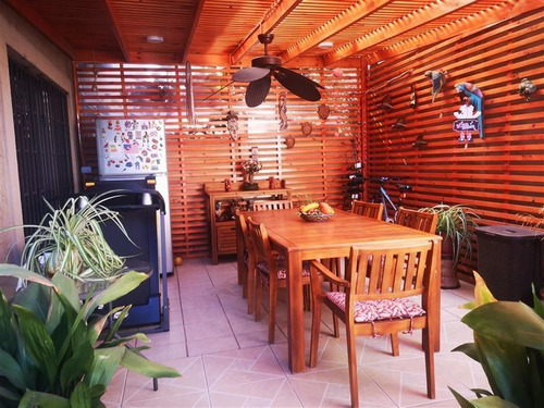 Casa En Venta De 4 Dorm. En Peñalolén