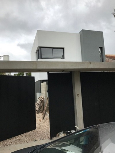 Cantisano Propiedades Alquila Excelente Duplex En Gonnet 504 Y 17!! Con Entrada Para Auto, 2 Dormitorios!!