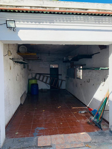 Imagen 19 de 28 de Muy Buena Casa, Construcción De Época, Con Potencial Para Reciclaje.