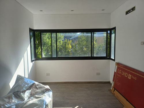 Moderna Casa A Estrenar De 310 M2 En San Eliseo Golf Sobre Lote Con Fantástica Vista Al Golf De 1250 M2
