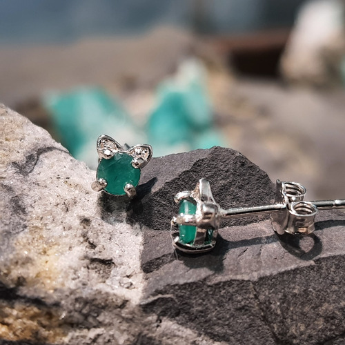 Aretes De Plata Con Esmeralda Con Rodio En Forma De Gato