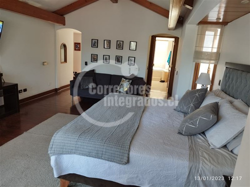 Casa En Venta De 6 Dorm. En La Reina