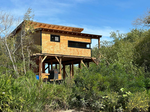 Cabaña Recién Construida, Sobre Arroyo Anguilas. Terreno Nivelado, Playa De Arena Y Dos Muelles. Lugar Muy Tranquilo Y Con Buen Calado Para Ingreso Desde El San Antonio O Desde El Vinculación