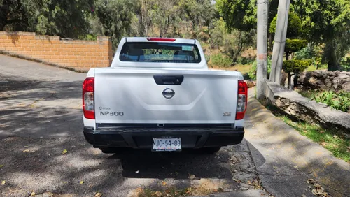 Nissan NP300 2.4 Doble Cabina Se Aa Pack Seg Mt