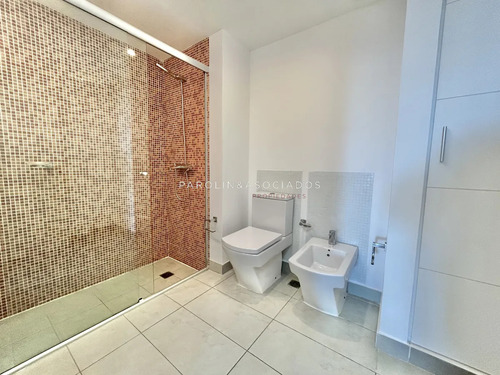 Apartamento En Venta De 2 Dormitorios En Icon Tower, Punta Del Este.