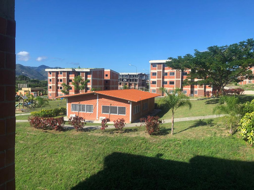 Apartamento En Venta  Guatire De 67m2