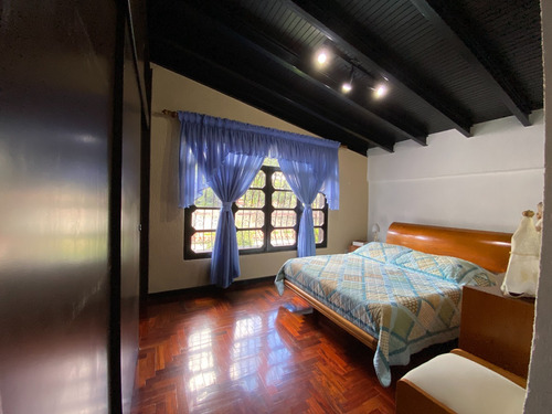 Se Vende Hermosa Y Cómoda Casa En Excelente Estado. Prados Del Este, Calle Cerrada. (r.o)
