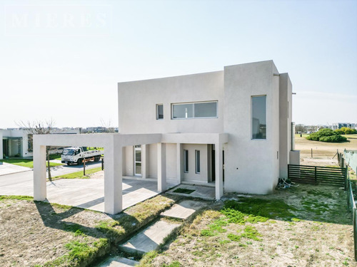 Casa En Venta En El Canton Barrio Golf