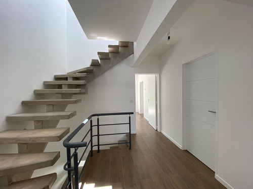 Imagen 15 de 30 de Venta Triplex 5 Ambientes Tigre C/parrilla Jardín