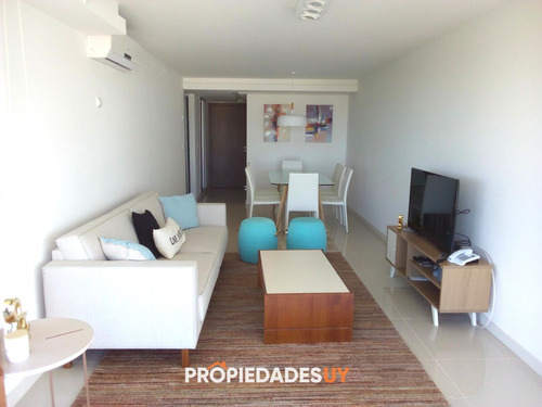 Apartamento De 2 Dormitorios Y Dependencia 