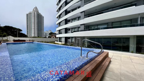Departamento De Dos Dormitorios Habitación De Servicio Lavadero Torre Esmeralda Playa Brava Punta Del Este.
