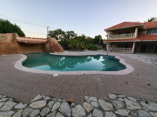 Vendo Hermosa Y Elegante Villa De Dos Niveles Totalmente Amueblada En Playa Linda Nizao Bani, Rep.dom