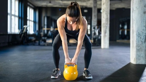 Imagen 2 de 3 de Pesas Rusas Kettlebell 10 Kg Hierro Fundición Recubierta Color Negro Con Celeste