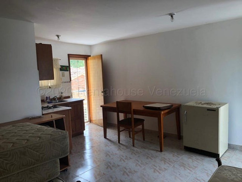 D.a Amplio Townhouse Con Anexo, Condominio Pequeño, Hermosa Piscina, Planta Total 100%, Agua Constante, Urb. Altos De Guataparo, Valencia Carabobo 22-14061