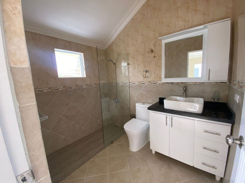 Casa En Venta En Bávaro, Punta Cana Con Piscina Cerca De La Playa, 3 Hab