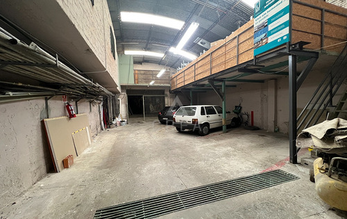 Venta O Permuta Local Deposito, En Excelente Ubicación De Barrio Tres Cruces, Buen Estado