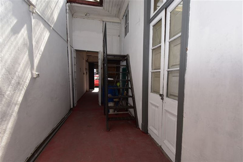 Casa En Venta De 6 Dorm. En Santiago