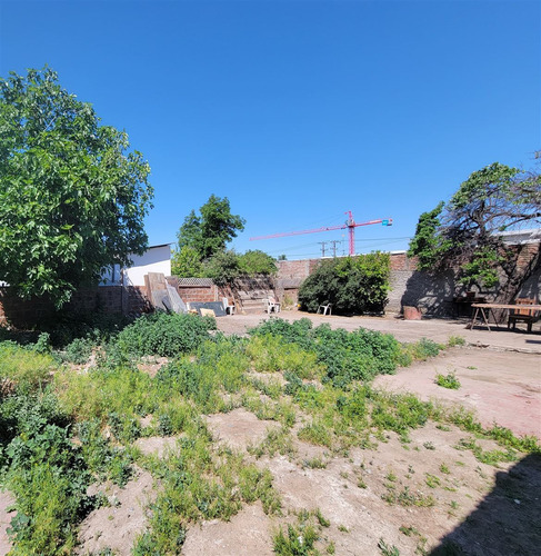 Venta De Casa Con 2d/1b Gran Terreno En San Luis-peñalolén