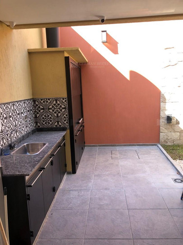 Casa Chalet En Venta Ubicado En Lanús Este, Lanús