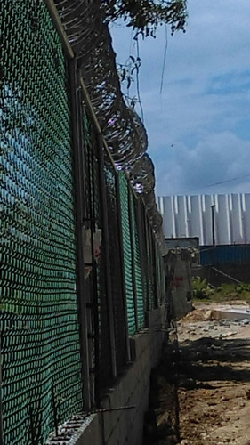 Instalación De Alambre De Trinchera, República Dominicana