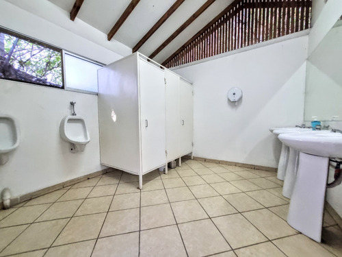 Hermosa Parcela Con Amplia Casa E Instalaciones Para Eventos
