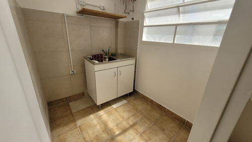 Monoambiente En Muy Buen Estado. Muy Luminoso. Exc Ubicación. 2do Piso Por Escalera