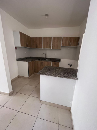 Alquiler De Apartamento En La Autopista De San Isidro 4to Piso Con Terraza.