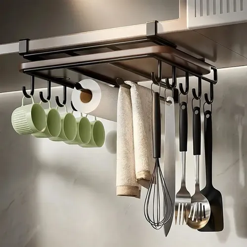 Suporte organizador de cozinha suspenso com xícaras, rolo de papel toalha e utensílios pendurados.