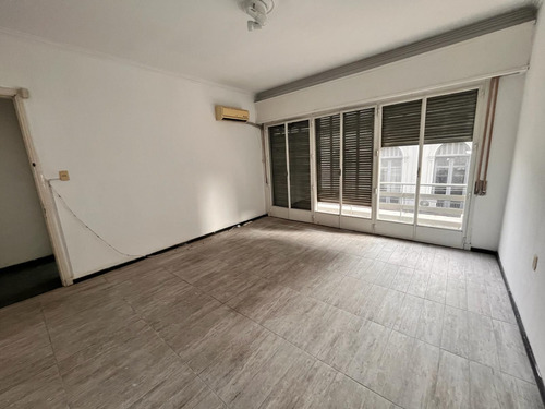 Apartamento En Alquiler De 2 Dormitorios En Ciudad Vieja