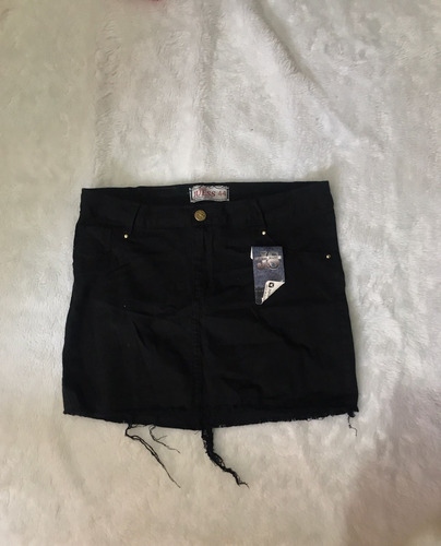 Imagem 1 de 2 de Saia Preta Jeans Feminina Plus Size Desfiada E Curta