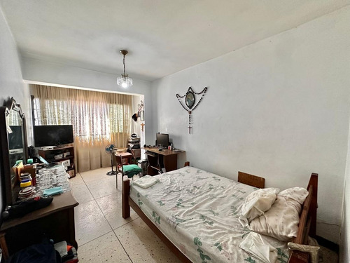 Catia. Edificio - Casa De Tres Niveles En Venta De 400m2