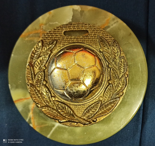 Medallón De Fútbol Sobre Base De Mármol Onix Redondo (Usado)