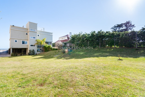 Casa De Cuatro Dormitorios En Venta Frente Al Mar- Ref: 2717