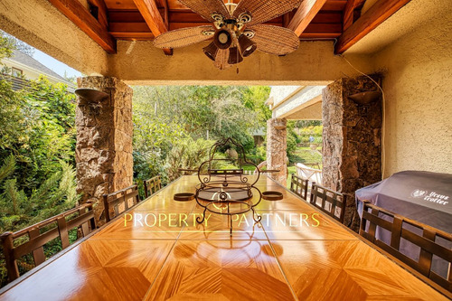 Acogedara Casa En Gran Terreno Y Maravilloso Jardí...