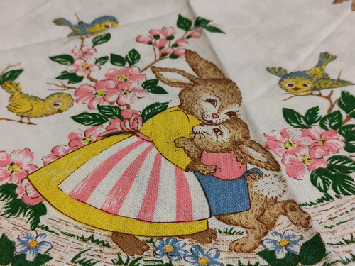 Toalha Páscoa Pequena- Leia Descricão Colorido Coelhos Páscoa (Usado)