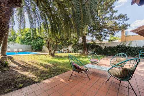 Casa Con Parque Y Pileta En Venta Av. Del Libertador 700, Castelar, Partido De Morón, Pba