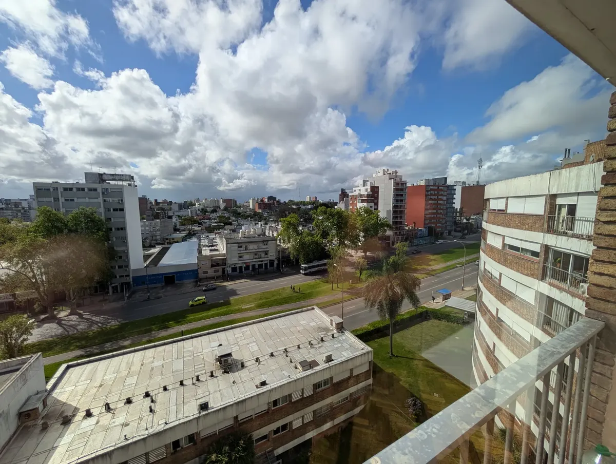 Apartamento De Dos Dormitorios En Parque Batlle, Muy Luminoso, Con Vista Despejada · Foto 5