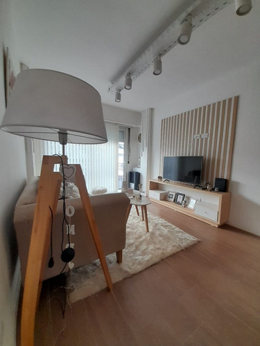 Departamento 3 Amb. Al Frente, Con Balcon Y Patio - Zona: Plaza Colon
