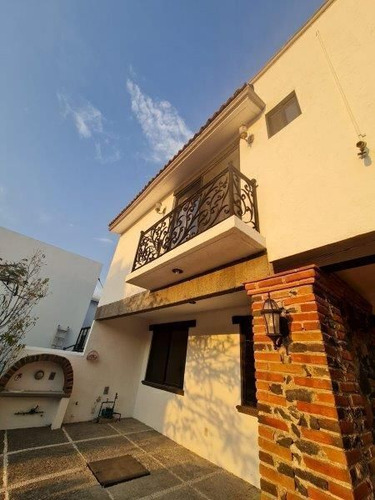 En Venta Residencia En Misión Concá, Roof Garden, Cto Serv, 4 Recamaras, 4.5 Bañ