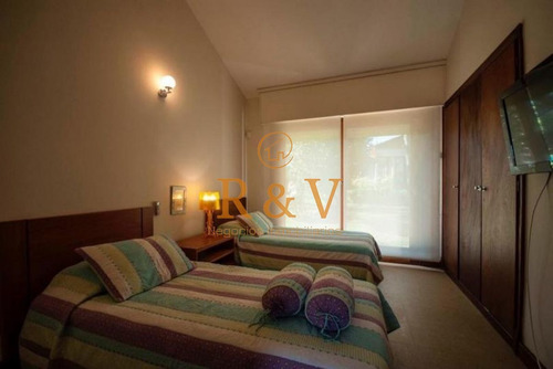 Imagen 21 de 30 de Excelente Casa De 4 Dormitorios Y Piscina A Una Cuadra Del Mar
