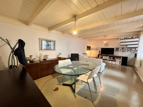 Venta - Casa Pasillo A 2 Cuadras Del Río. 3 Dormitorios Y Patio. Alquila Cochera En Edificio Al Lado