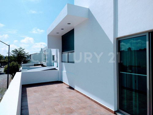 Casa En Venta En Residencial Esmeralda Norte, Colima, Col.