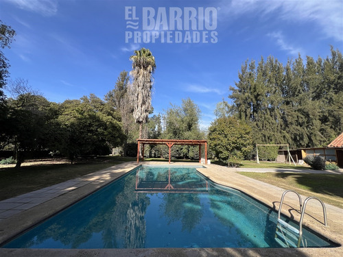 Casa En Venta En Chicureo, A Pasos Del Colegio Santa Cruz