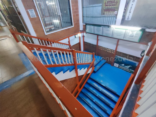 Oficina En Zona Centro De Maracay, Perfectamente Ubicada Cerca De Toda La Parte Comercial 24-23382 Irrr