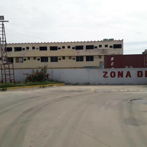 Imagen 25 de 26 de Leal Pérez Vende Bomba De Gasolina En Puerto Cabello